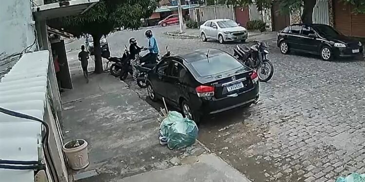 Mulher tem joias de R$ 8 mil roubadas na porta de casa em Cabo Frio