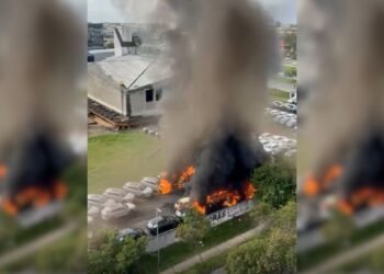 Vídeos mostram incêndio causado por queda de helicóptero no Recreio dos Bandeirantes; veja