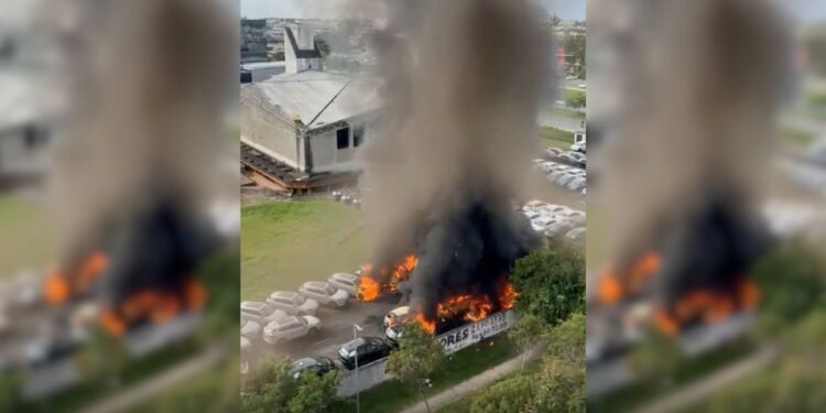 Vídeos mostram incêndio causado por queda de helicóptero no Recreio dos Bandeirantes; veja