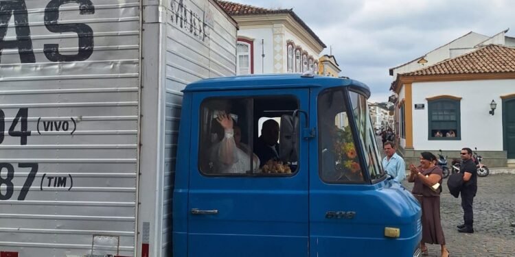 Casamento Inusitado em MG: Noiva Chega de Trator e Sai de Caminhão Casamento Inusitado em MG: Noiva Chega de Trator e Sai de Caminhão
