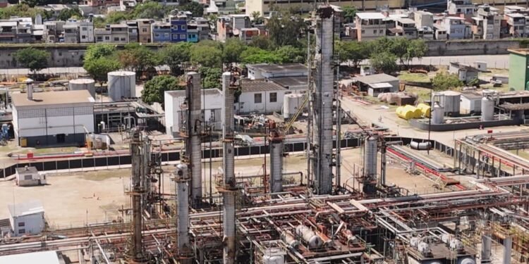 RJ suspende parcialmente licença ambiental da Refit RJ suspende parcialmente licença ambiental da Refit