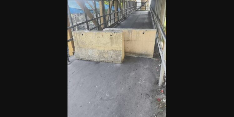 Barricadas são instaladas nos acessos da passarela da Linha Amarela