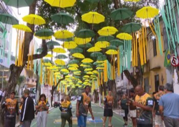 Rua conhecida por decoração para a Copa do Mundo se prepara para estreia da seleção brasileira