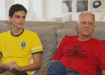 Pai viu os cinco títulos do Brasil, e filho nunca comemorou uma Copa: dupla torce por conquista inédita juntos