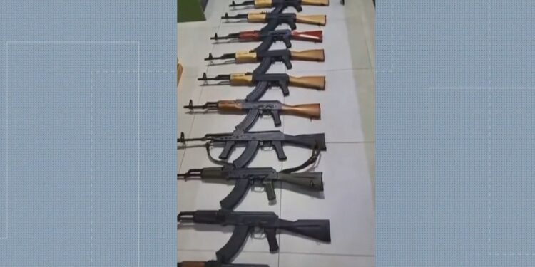 Conversas revelam como fornecedor de armas negociava fuzis a R$ 150 mi Conversas revelam como fornecedor de armas negociava fuzis a R$ 150 mi
