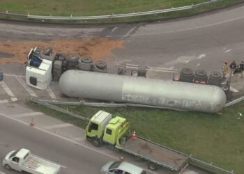 Carreta tomba em Washington Luís e fecha acesso ao Arco Metropolitano em Duque de Caxias