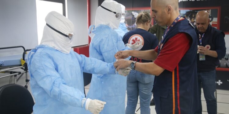 Samu do RJ treina equipes para lidar com suspeitas de ebola Samu do RJ treina equipes para lidar com suspeitas de ebola