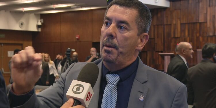 Val Ceasa movimentou pelo menos R$ 13 milhões com patrimônio declarado de R$ 1 milhão, aponta MPRJ Val Ceasa movimentou pelo menos R$ 13 milhões com patrimônio declarado de R$ 1 milhão, aponta MPRJ