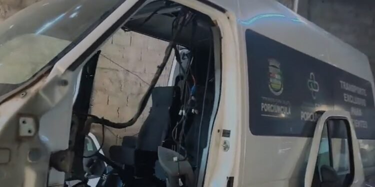 Van da Prefeitura de Porciúncula roubada com pacientes é achada em desmanche clandestino no RJ