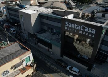 Acidente entre carro e caminhonete deixa três feridos em Barra Mansa