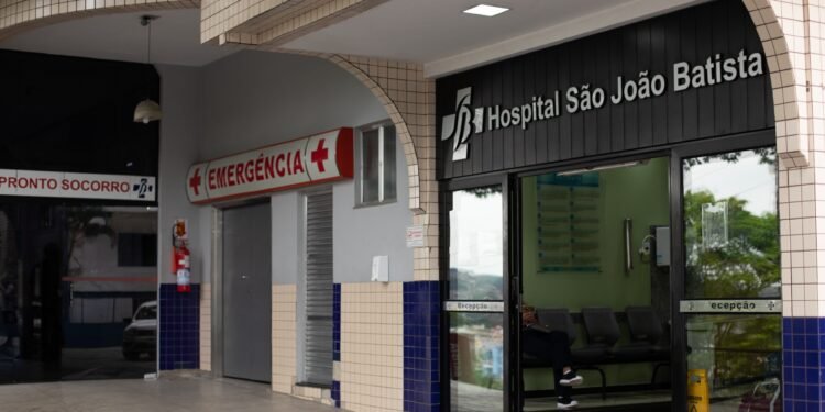 Muro desaba e deixa homem ferido em Volta Redonda