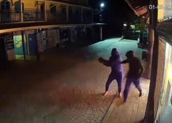 Veja momento em que suspeitos incendiaram totens da nova taxa de turismo em Angra dos Reis Veja momento em que suspeitos incendiaram totens da nova taxa de turismo em Angra dos Reis