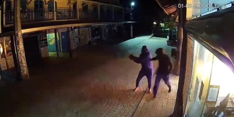 Veja momento em que suspeitos incendiaram totens da nova taxa de turismo em Angra dos Reis