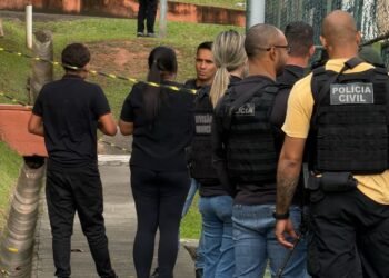 Polícia faz perícia no local em que menino de 12 anos foi atingido por bala perdida na Pavuna