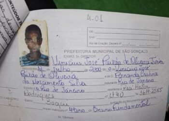 g1 visita colégio de Vini Jr. em São Gonçalo e vê prova e boletim dele