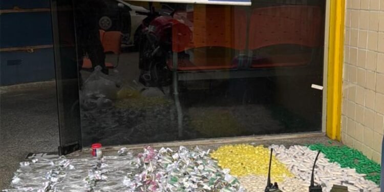 Grande quantidade de drogas é apreendida em Barra Mansa Grande quantidade de drogas é apreendida em Barra Mansa