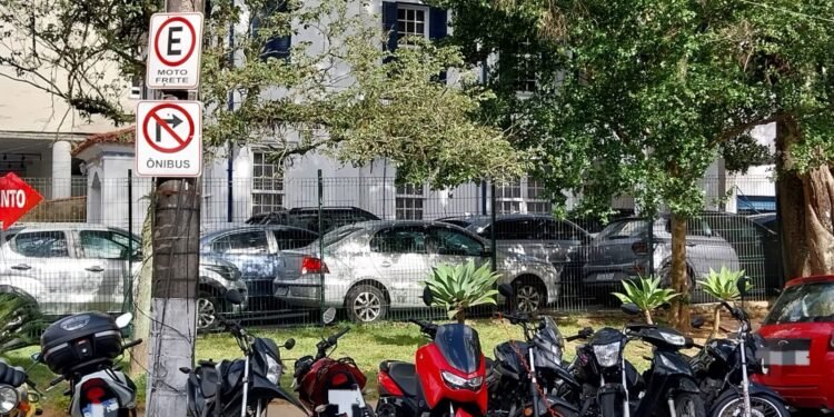 Lei cria vagas exclusivas para motoboys em áreas comerciais no RJ Lei cria vagas exclusivas para motoboys em áreas comerciais no RJ