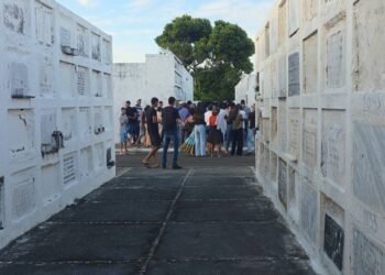 Bebê de um ano que morreu ao ser baleado no colo de homem é sepultado na Bahia