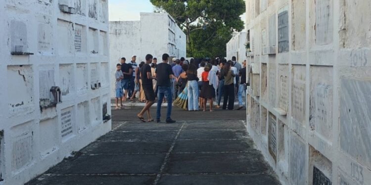 Bebê de um ano que morreu ao ser baleado no colo de homem é sepultado na Bahia Bebê de um ano que morreu ao ser baleado no colo de homem é sepultado na Bahia