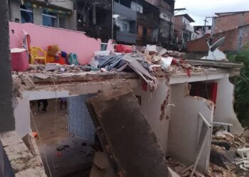 Criança fica soterrada após casa desabar em Salvador; 9 pessoas estavam sem imóvel