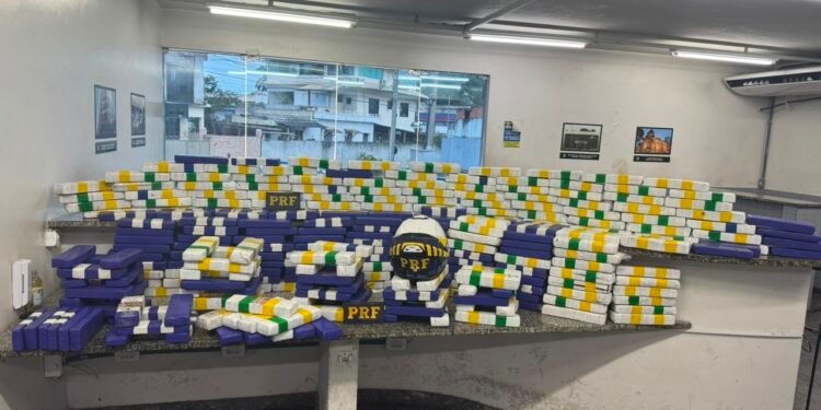 PRF flagra 200 kg de maconha escondidos em cabine de caminhão na BR-101, em Campos