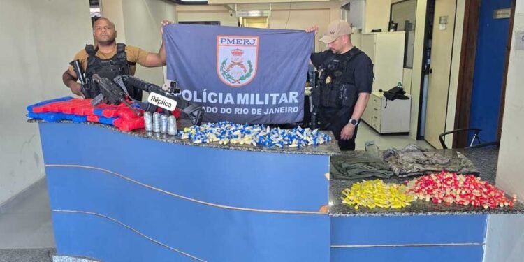 PM apreende grande quantidade de drogas e armas em Angra dos Reis PM apreende grande quantidade de drogas e armas em Angra dos Reis