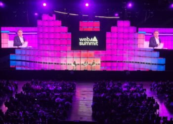 Web Summit: especialistas defendem que o Brasil crie modelo próprio para IA regular e crite texto em discussão no Congresso