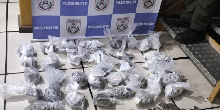 Jovem é preso por tráfico de drogas em Mendes Jovem é preso por tráfico de drogas em Mendes