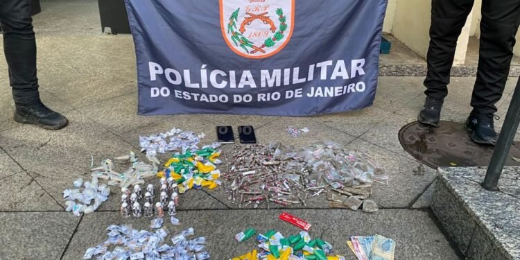 Homem é preso e dois adolescentes são apreendidos com mais de 2 kg de drogas em Resende