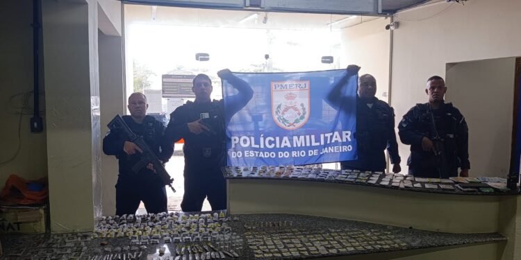 Homem é preso e dois adolescentes apreendidos com drogas em Angra dos Reis Homem é preso e dois adolescentes apreendidos com drogas em Angra dos Reis