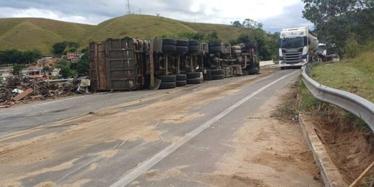 Carreta tomba e deixa homem ferido na BR-393, em Barra do Piraí