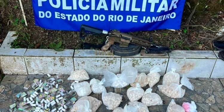 Fuzil e cerca de 147 kg de drogas são encontrados em tonel enterrado em área de mata, em Angra dos Reis
