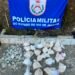 Fuzil e cerca de 147 kg de drogas são encontrados em tonel enterrado em área de mata, em Angra dos Reis Fuzil e cerca de 147 kg de drogas são encontrados em tonel enterrado em área de mata, em Angra dos Reis