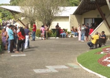 Cabeleireira morta a tiros dentro do salão de beleza é enterrada em Salvador; crime foi registrado por câmera de segurança