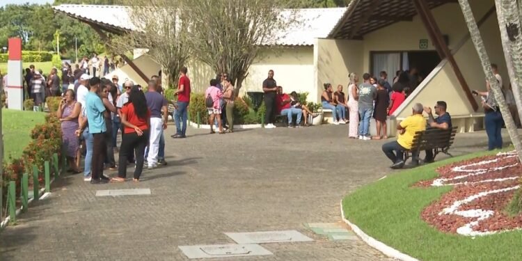 Cabeleireira morta a tiros dentro do salão de beleza é enterrada em Salvador; crime foi registrado por câmera de segurança Cabeleireira morta a tiros dentro do salão de beleza é enterrada em Salvador; crime foi registrado por câmera de segurança