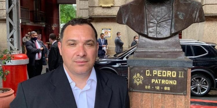 Descendente da família imperial consegue liminar para ficar no palácio Descendente da família imperial consegue liminar para ficar no palácio