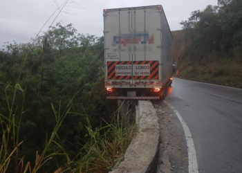 Acidente com carreta bi-trem causa interdição parcial na descida da Serra das Araras