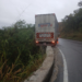 Acidente com carreta bi-trem causa interdição parcial na descida da Serra das Araras