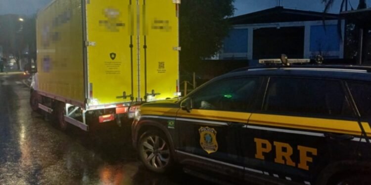Homem está preso com caminhonete furtada na Via Dutra, em Barra Mansa
