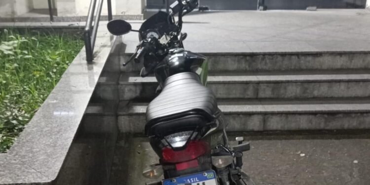 Moto com registro de furto recuperada na Via Dutra, em Resende