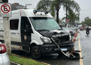 Dois jovens são presos após baterem de carro em viatura da Polícia Civil em Angra dos Reis