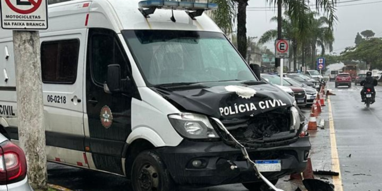 Dois jovens são presos após baterem de carro em viatura da Polícia Civil em Angra dos Reis Dois jovens são presos após baterem de carro em viatura da Polícia Civil em Angra dos Reis
