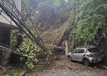 Deslização de terra interdita acesso aos morros Chapéu Mangueira e Babilônia, na Zona Sul do Rio