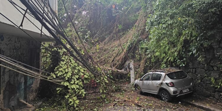 Deslização de terra interdita acesso aos morros Chapéu Mangueira e Babilônia, na Zona Sul do Rio