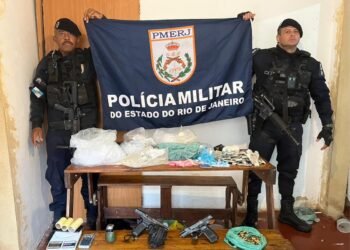Jovem é presa com armas, drogas e granada em Três Rios