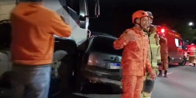 Acidente entre caminhão e carro interditado parcialmente à BR-393 em Volta Redonda Acidente entre caminhão e carro interditado parcialmente à BR-393 em Volta Redonda