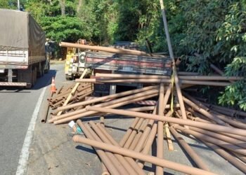 Carga de tubos de PVC cai na Serra das Araras e causa interdição parcial da Via Dutra