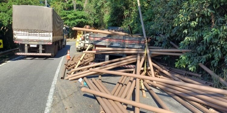 Carga de tubos de PVC cai na Serra das Araras e causa interdição parcial da Via Dutra Carga de tubos de PVC cai na Serra das Araras e causa interdição parcial da Via Dutra