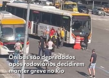 Greve de rodoviários entra no 3º dia sob ordem judicial de colocação de 80% da frota, mas nem metade saiu das garagens Greve de rodoviários entra no 3º dia sob ordem judicial de colocação de 80% da frota, mas nem metade saiu das garagens