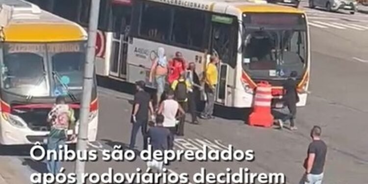 Greve de rodoviários entra no 3º dia sob ordem judicial de colocação de 80% da frota, mas nem metade saiu das garagens Greve de rodoviários entra no 3º dia sob ordem judicial de colocação de 80% da frota, mas nem metade saiu das garagens